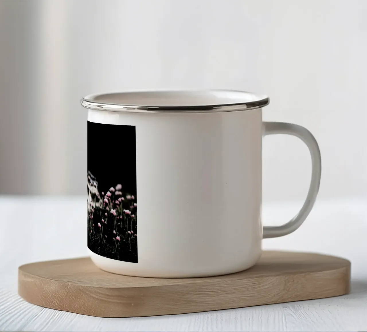 The Little Adventurer tazza in smalto da Ingrid Beddoes