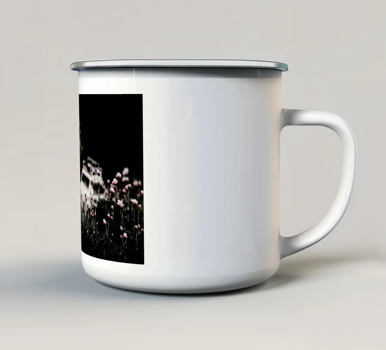 The Little Adventurer tazza in smalto da Ingrid Beddoes