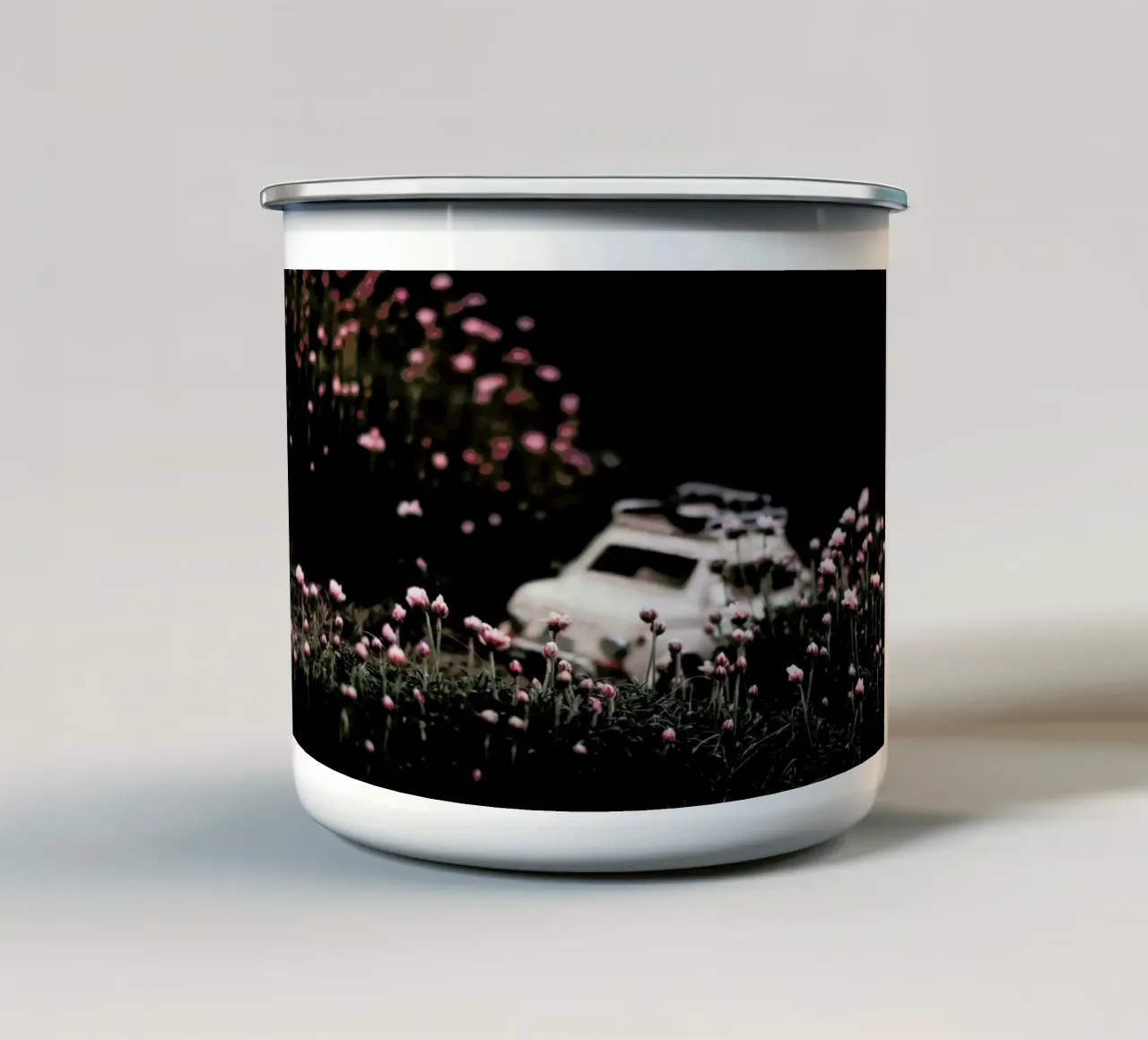 The Little Adventurer tazza in smalto da Ingrid Beddoes
