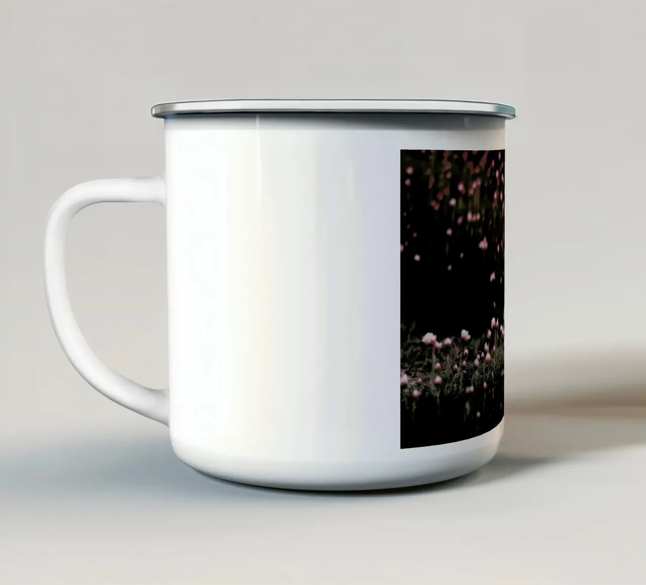 The Little Adventurer tazza in smalto da Ingrid Beddoes