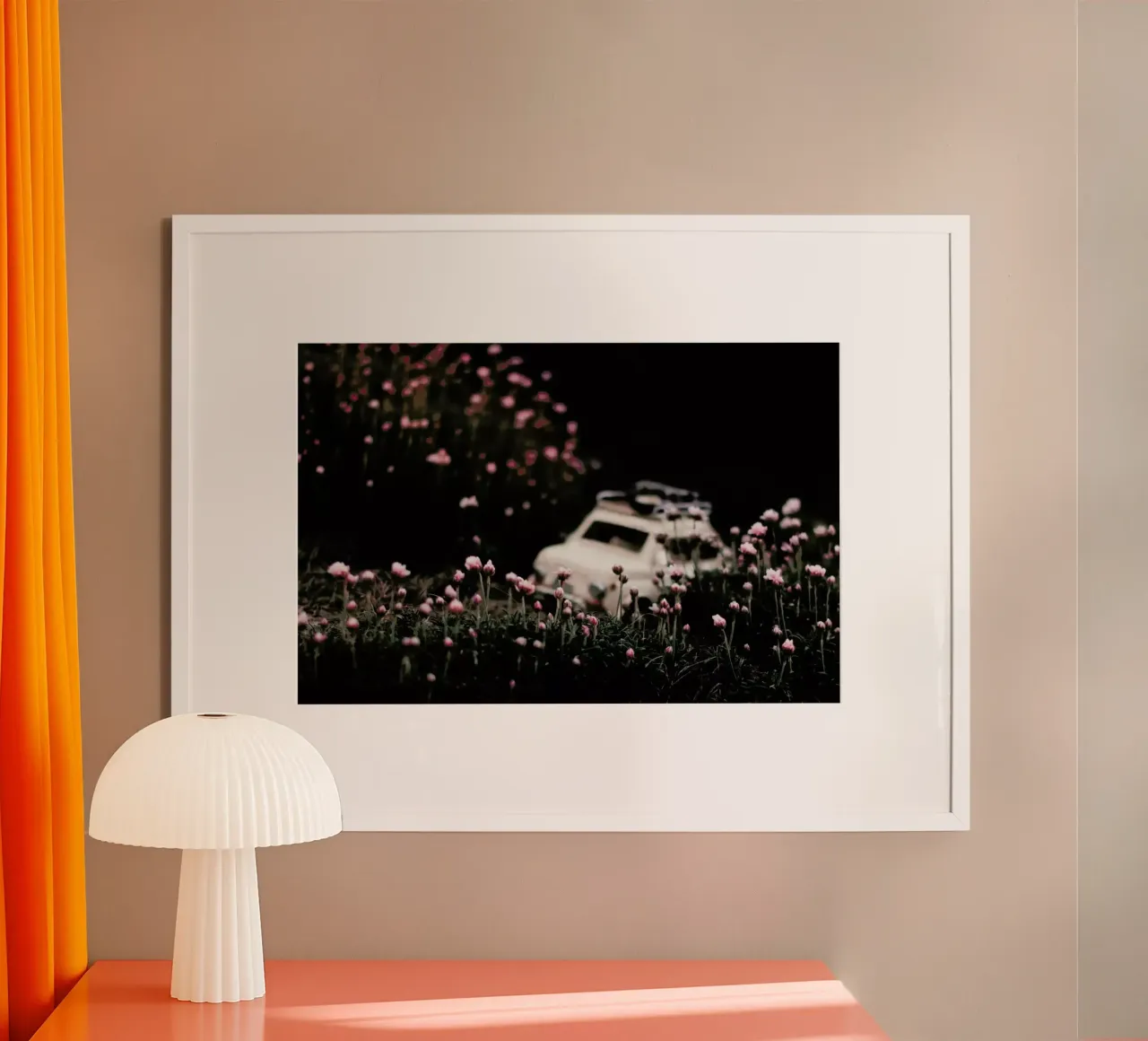 The Little Adventurer poster con telaio in alluminio da Ingrid Beddoes