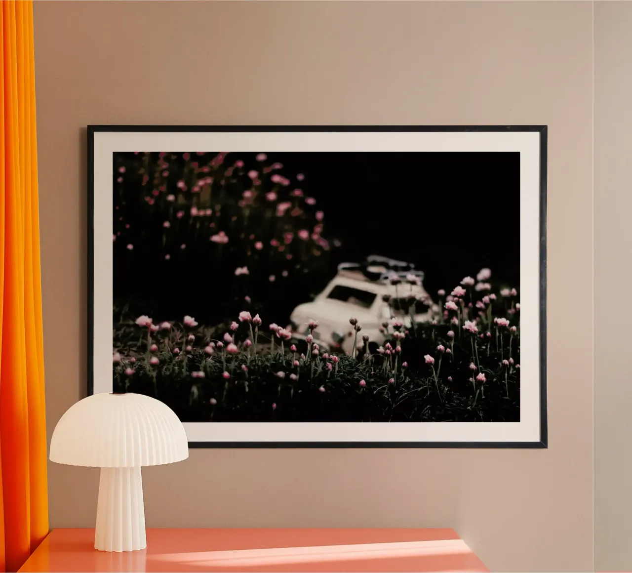 The Little Adventurer poster con telaio in alluminio da Ingrid Beddoes