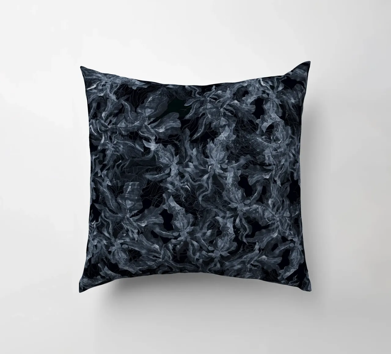 reverse grunge flora cuscino da Giulio Iurissevich
