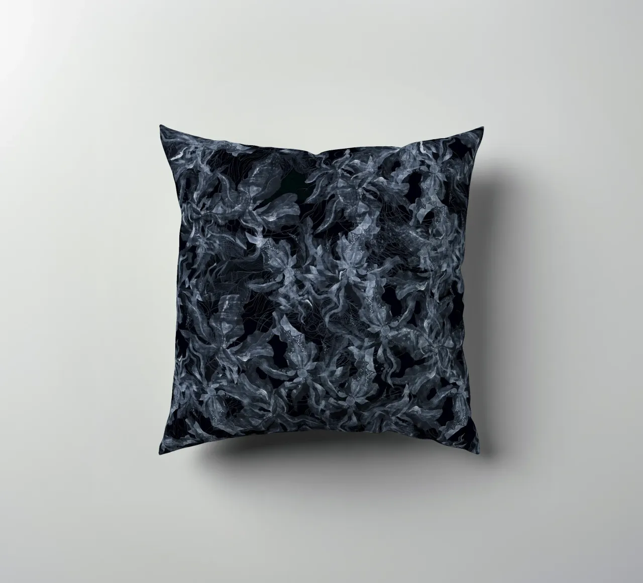 reverse grunge flora cuscino da Giulio Iurissevich