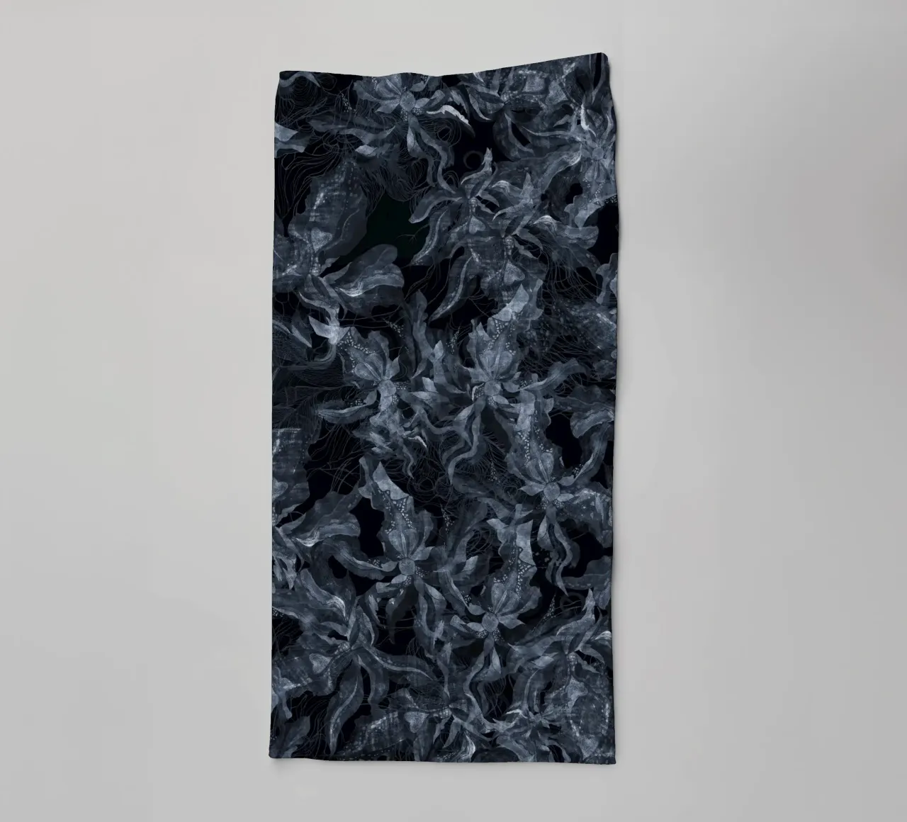 reverse grunge flora asciugamano da bagno da Giulio Iurissevich