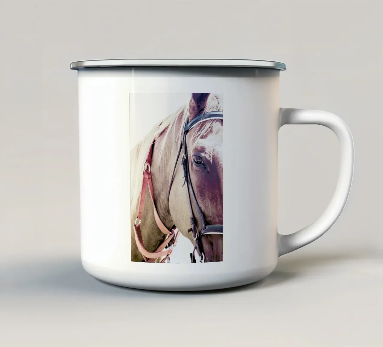 Horses II tazza in smalto da Victoria Frost