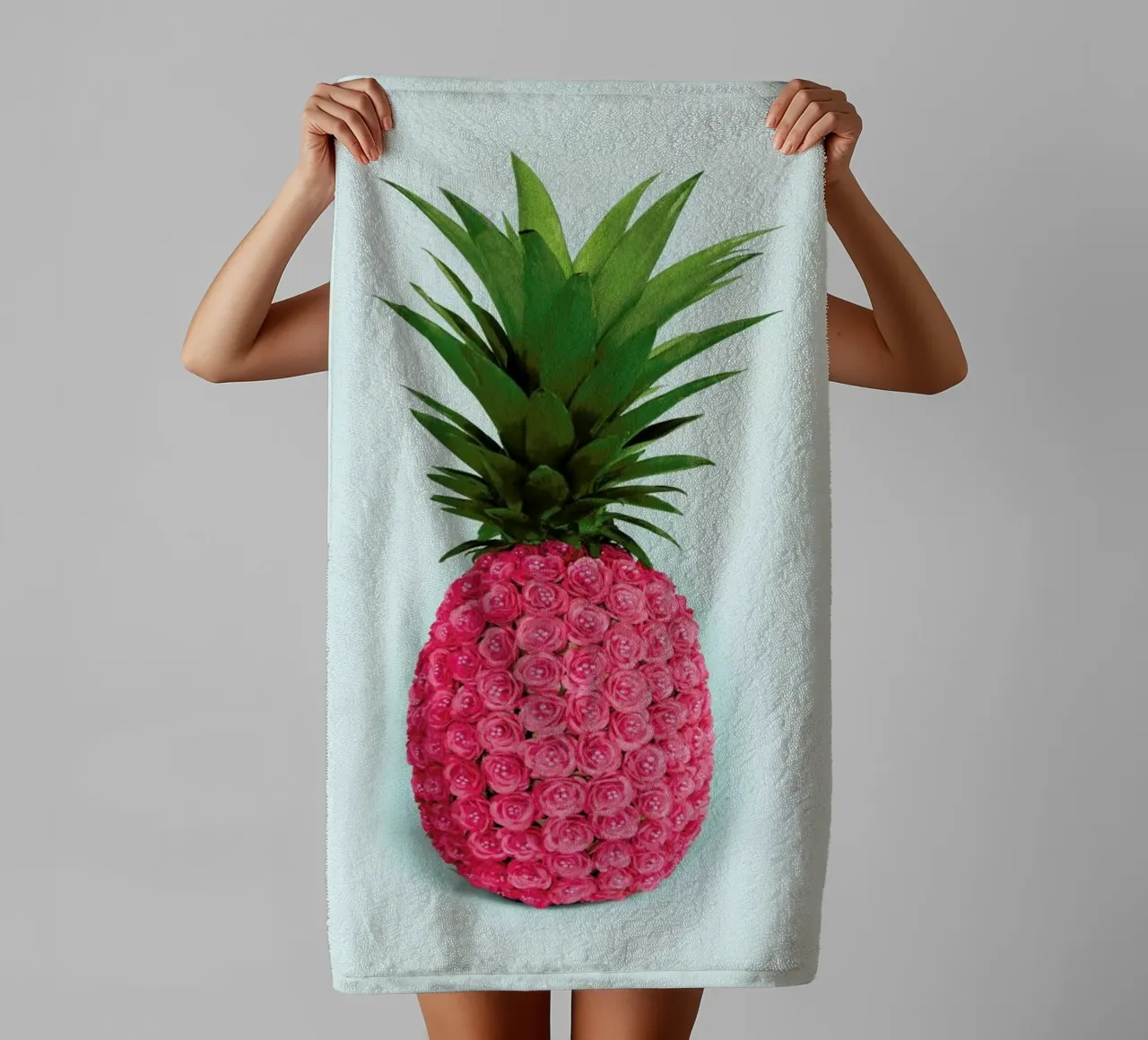 Pineapple Roses asciugamano da bagno da Paul Fuentes Design