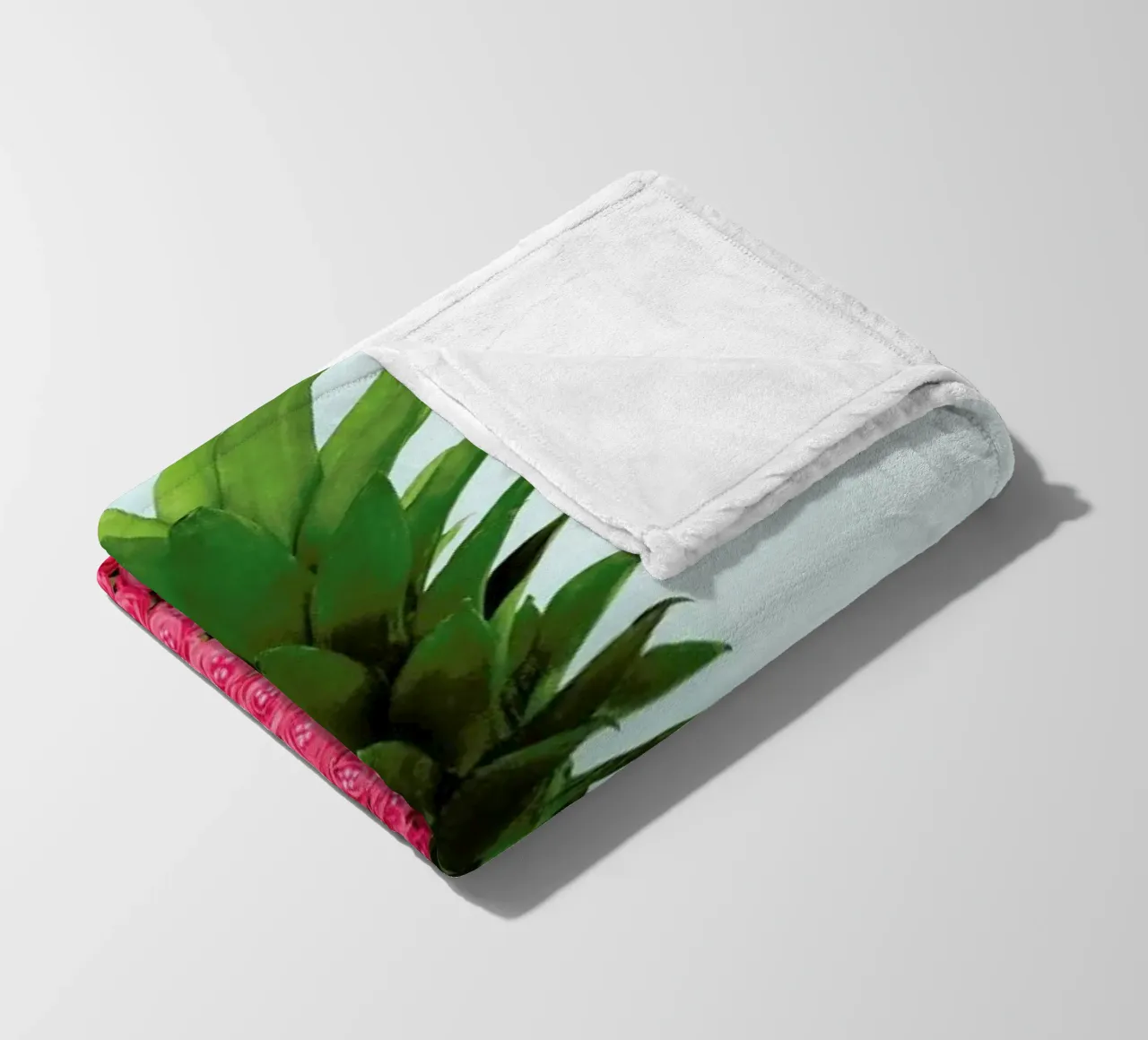 Pineapple Roses coperta in pile da Paul Fuentes Design