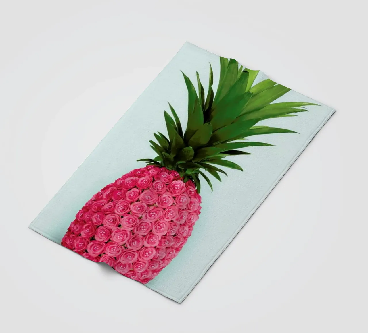 Pineapple Roses coperta in pile da Paul Fuentes Design