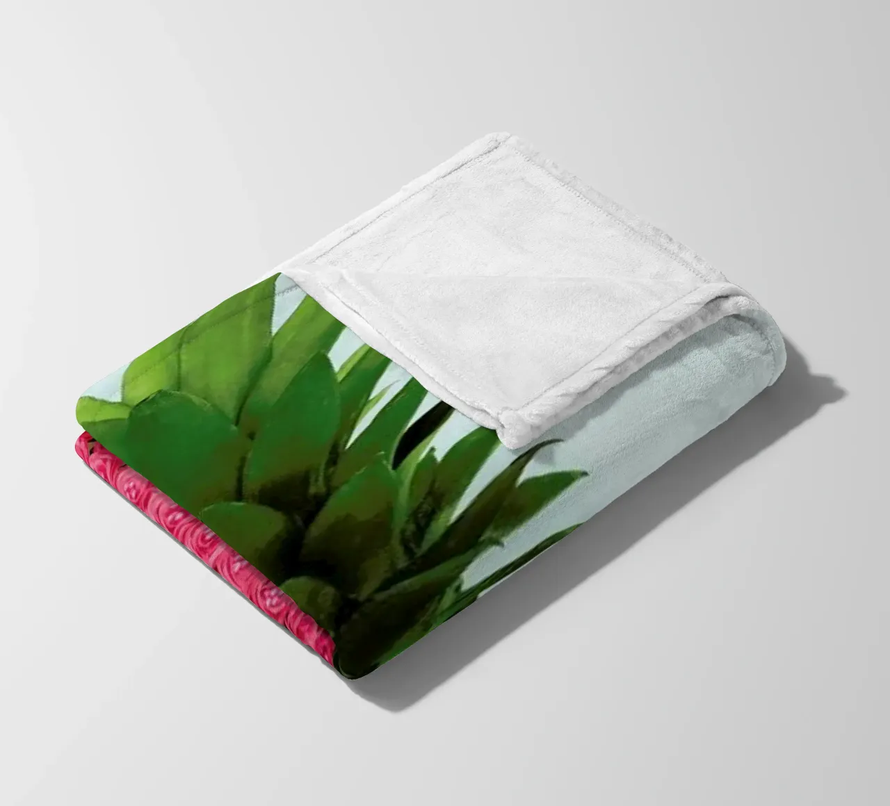 Pineapple Roses coperta in pile da Paul Fuentes Design