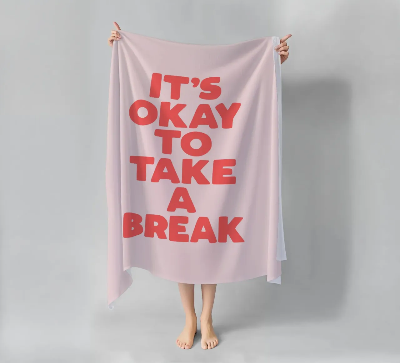 Va bene prendersi una pausa, design tipografico stravagante telo mare da THE MOTIVATED TYPE
