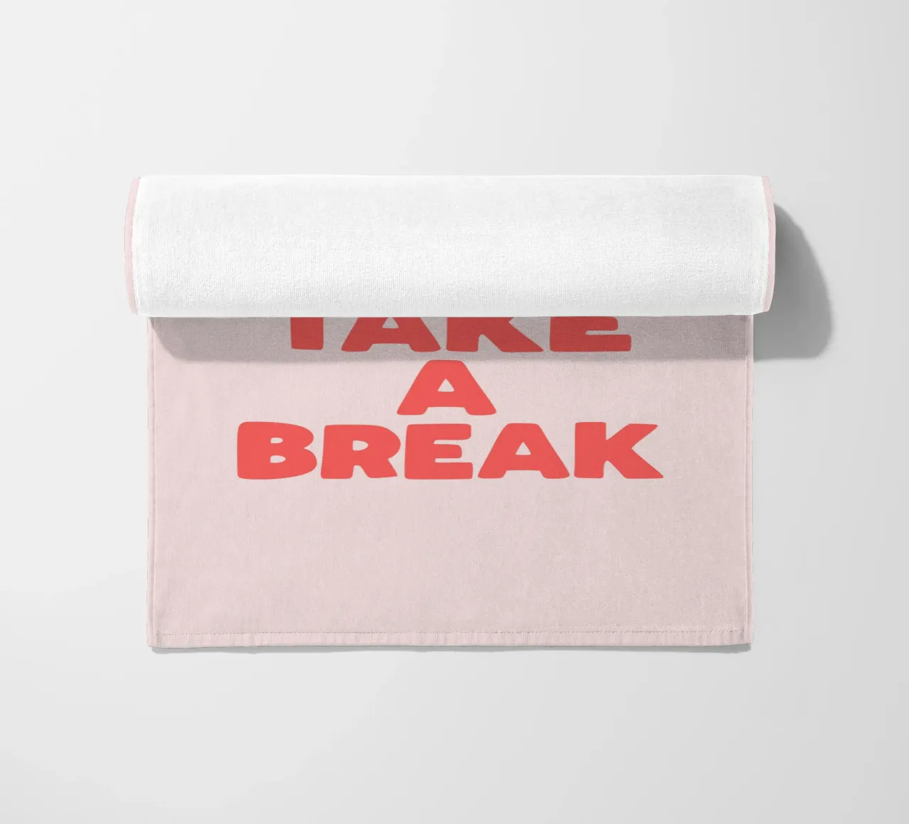 Va bene prendersi una pausa, design tipografico stravagante telo mare da THE MOTIVATED TYPE