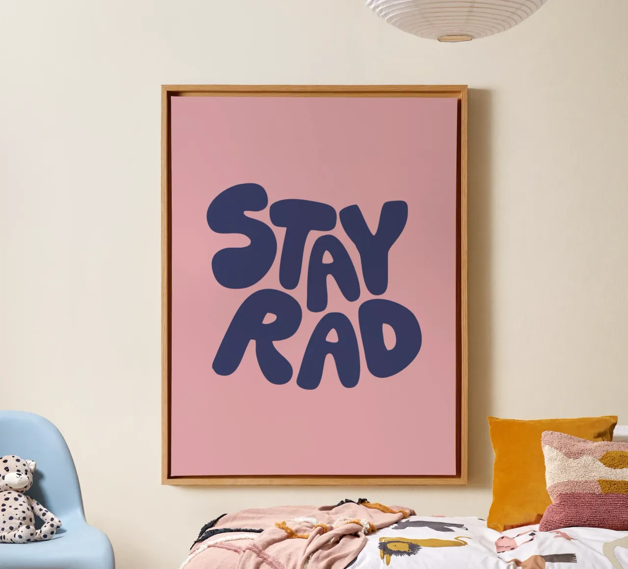 Stay Rad Tipografia retro funky e vibrante in rosa e viola tela con Cornice a cassetta da THE MOTIVATED TYPE