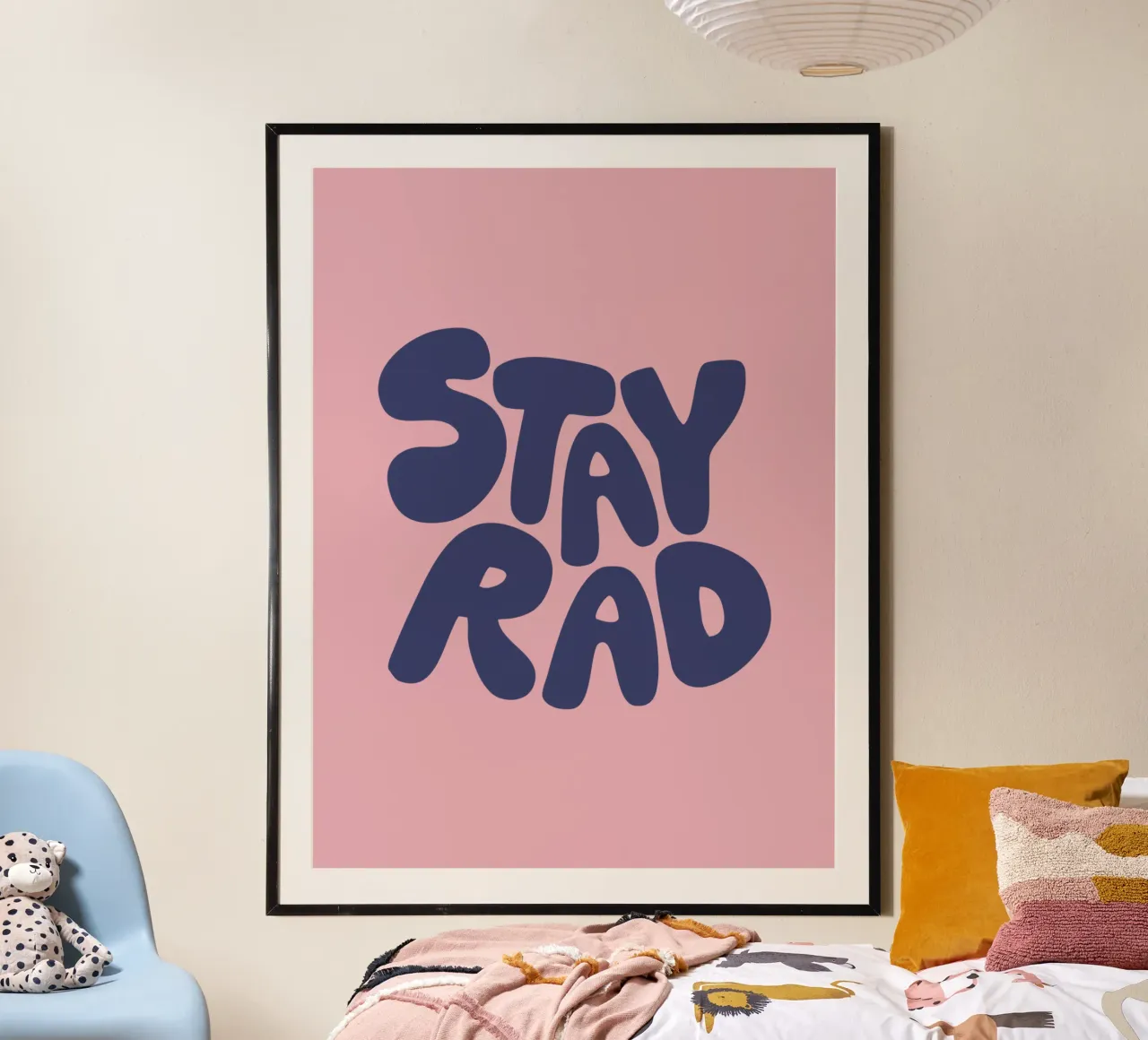 Stay Rad Tipografia retro funky e vibrante in rosa e viola poster con telaio in alluminio da THE MOTIVATED TYPE