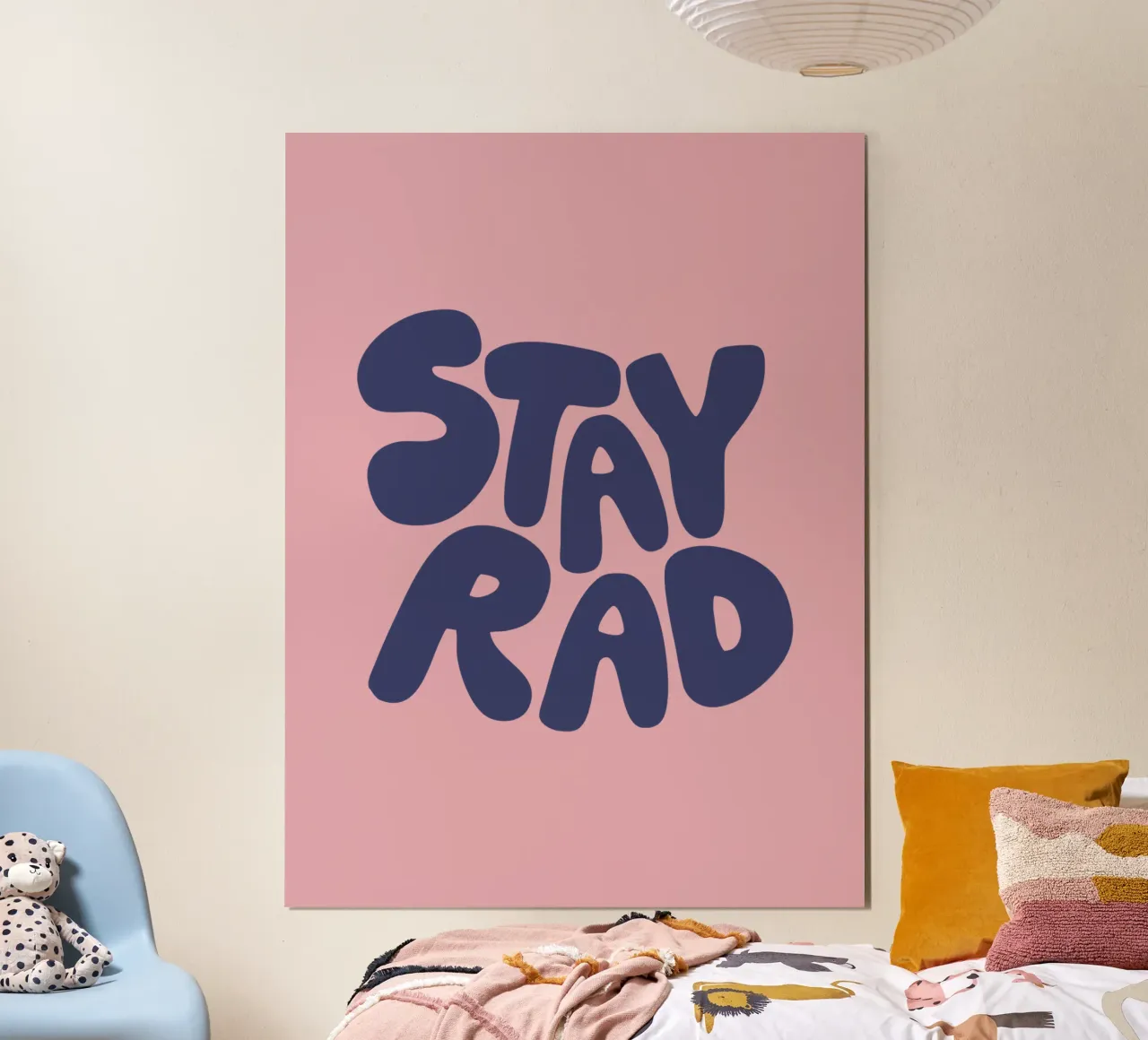 Stay Rad Tipografia retro funky e vibrante in rosa e viola poster con telaio in alluminio da THE MOTIVATED TYPE
