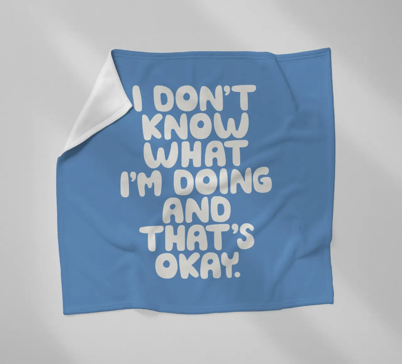 Ich weiß nicht, was ich tue, und das ist in Ordnung Whimsical Design Fleecedecke von THE MOTIVATED TYPE