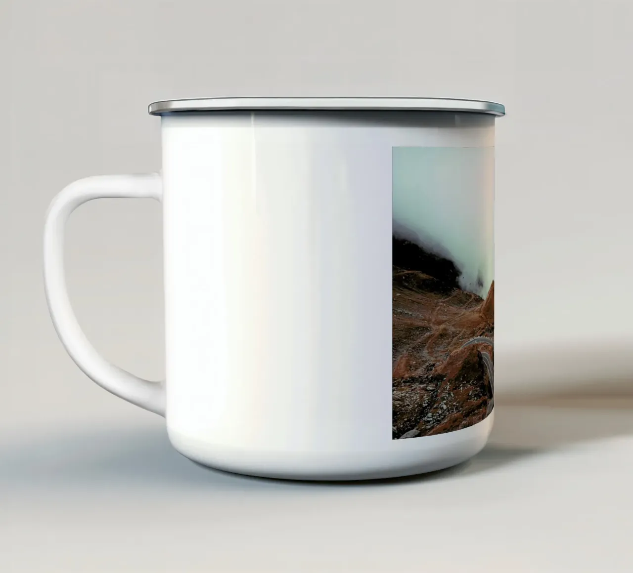 Mountains VII tazza in smalto da Sebastian Hilgetag
