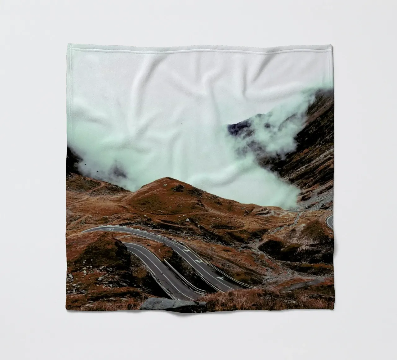 Mountains VII coperta in pile da Sebastian Hilgetag
