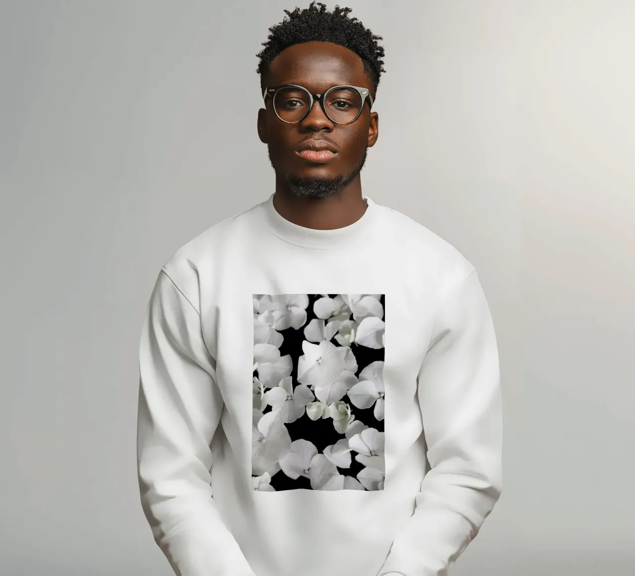 White Beauty On Black felpa da Studio Nahili