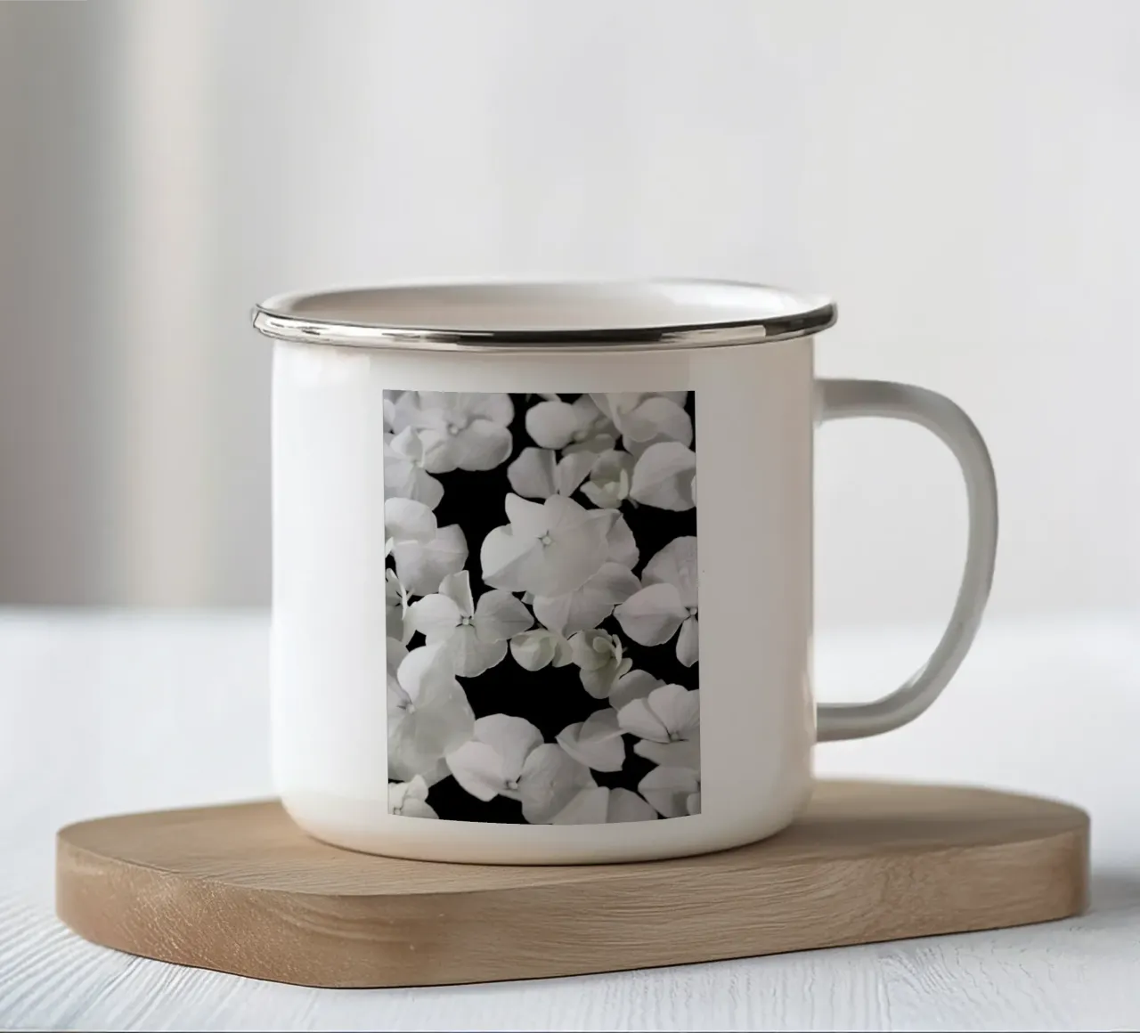 White Beauty On Black tazza in smalto da Studio Nahili