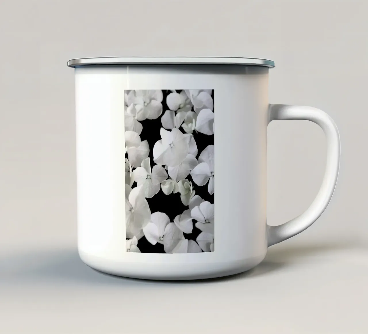 White Beauty On Black tazza in smalto da Studio Nahili