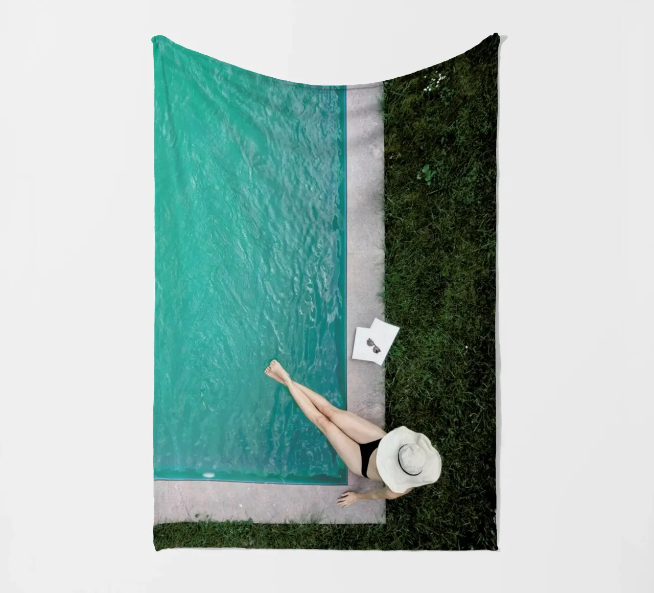 Summer at the Pool coperta in pile da Studio Nahili