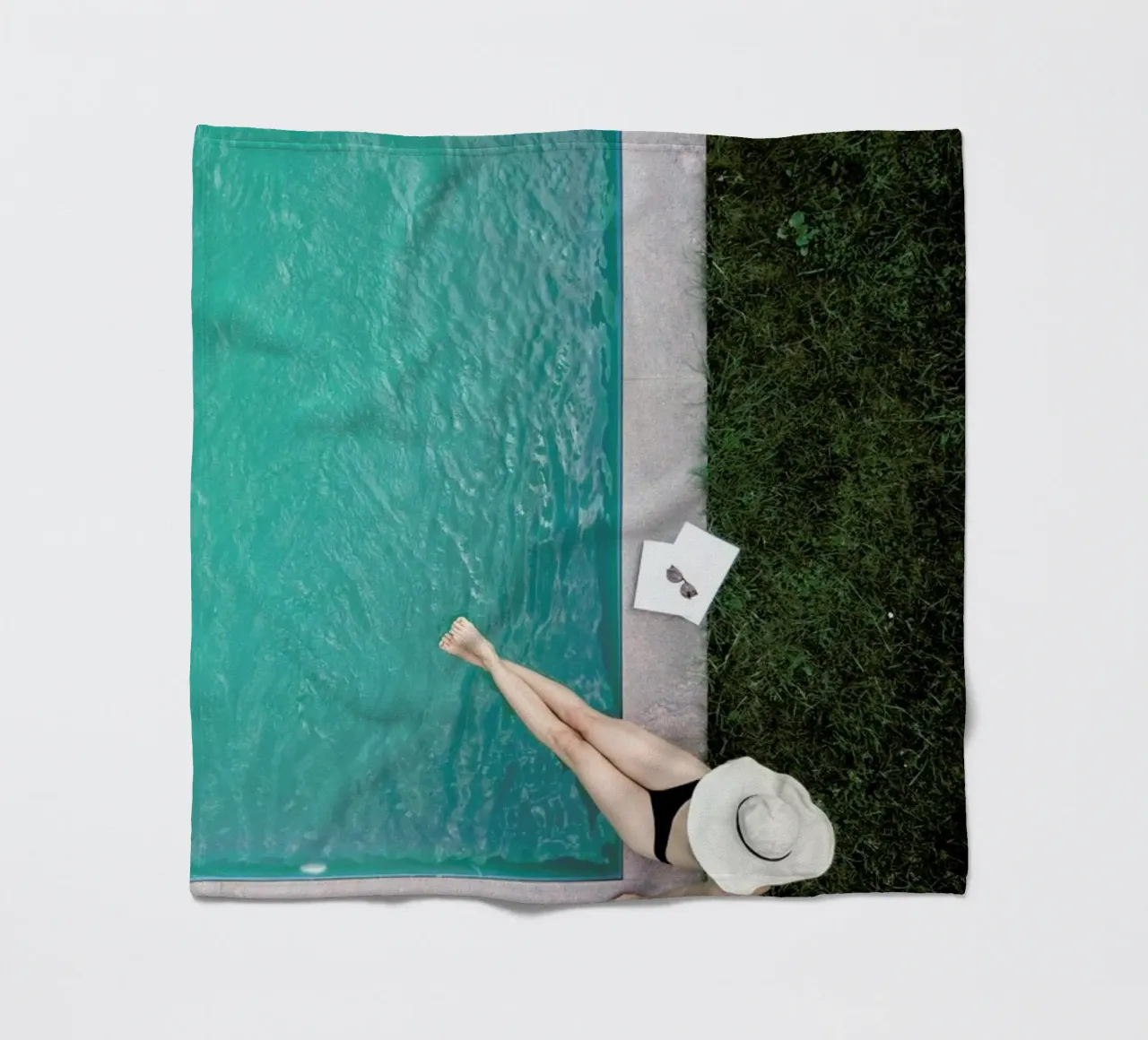 Summer at the Pool coperta in pile da Studio Nahili