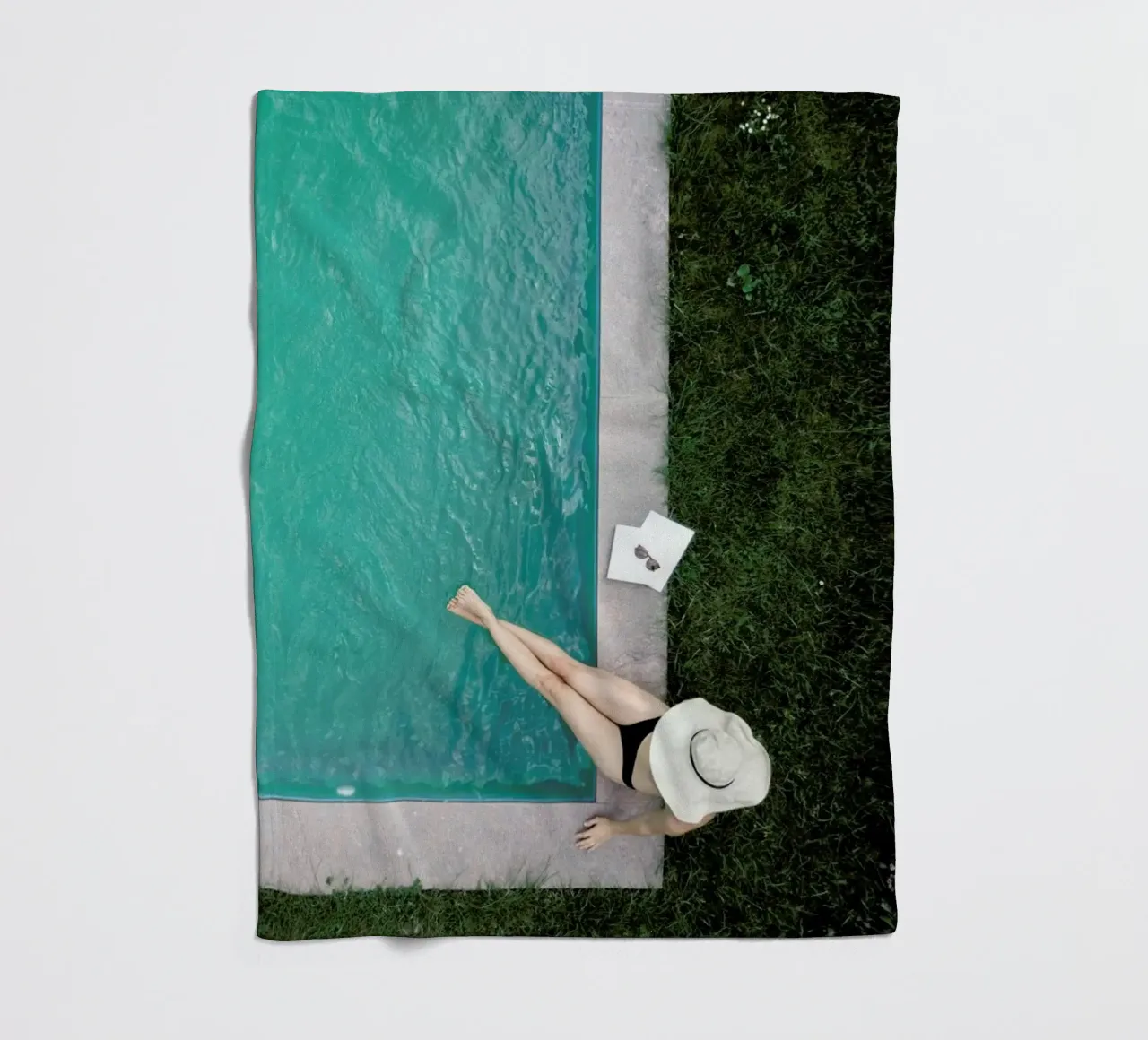 Summer at the Pool coperta in pile da Studio Nahili