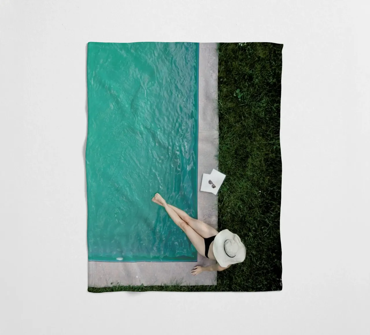 Summer at the Pool coperta in pile da Studio Nahili