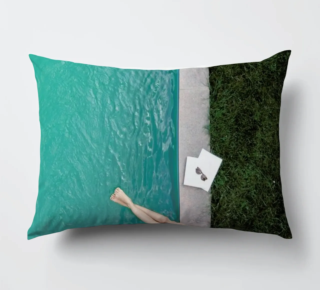Summer at the Pool cuscino da Studio Nahili