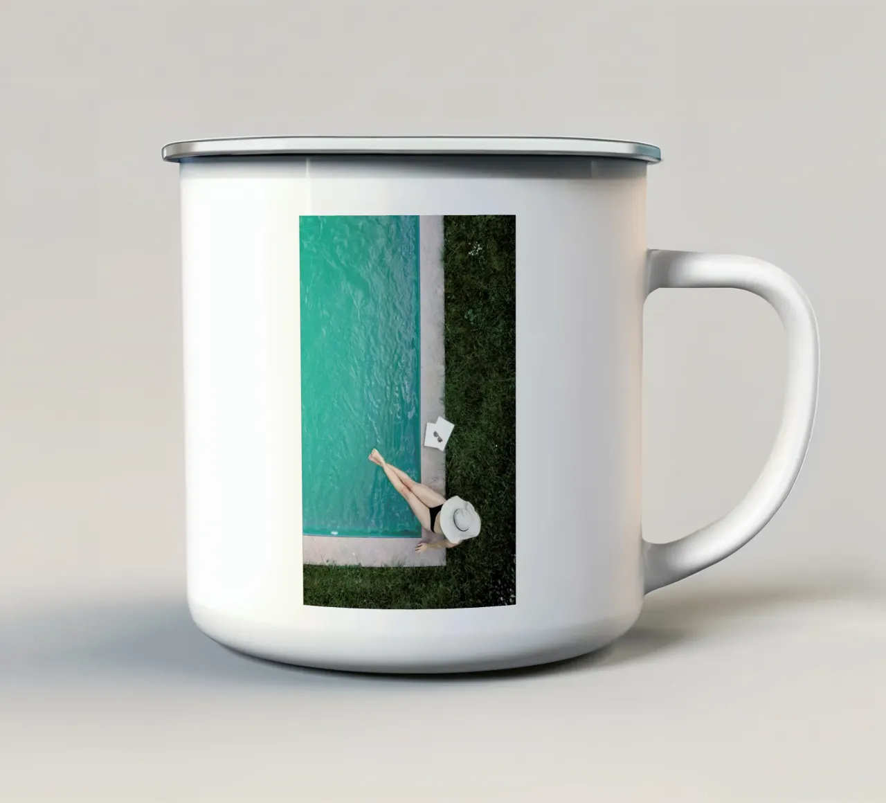 Summer at the Pool tazza in smalto da Studio Nahili