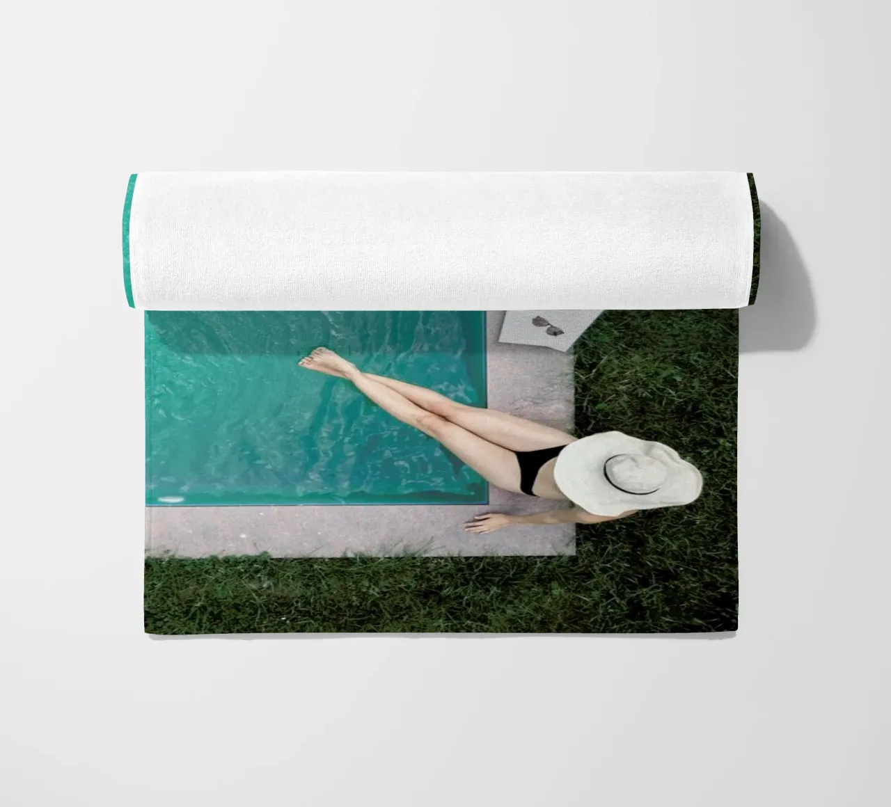 Summer at the Pool telo mare da Studio Nahili