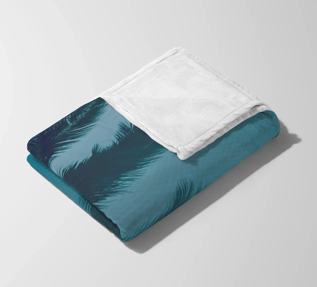 Palms In The Pool coperta in pile da Studio Nahili