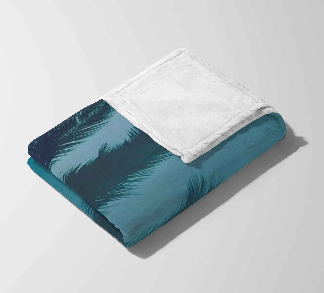 Palms In The Pool coperta in pile da Studio Nahili