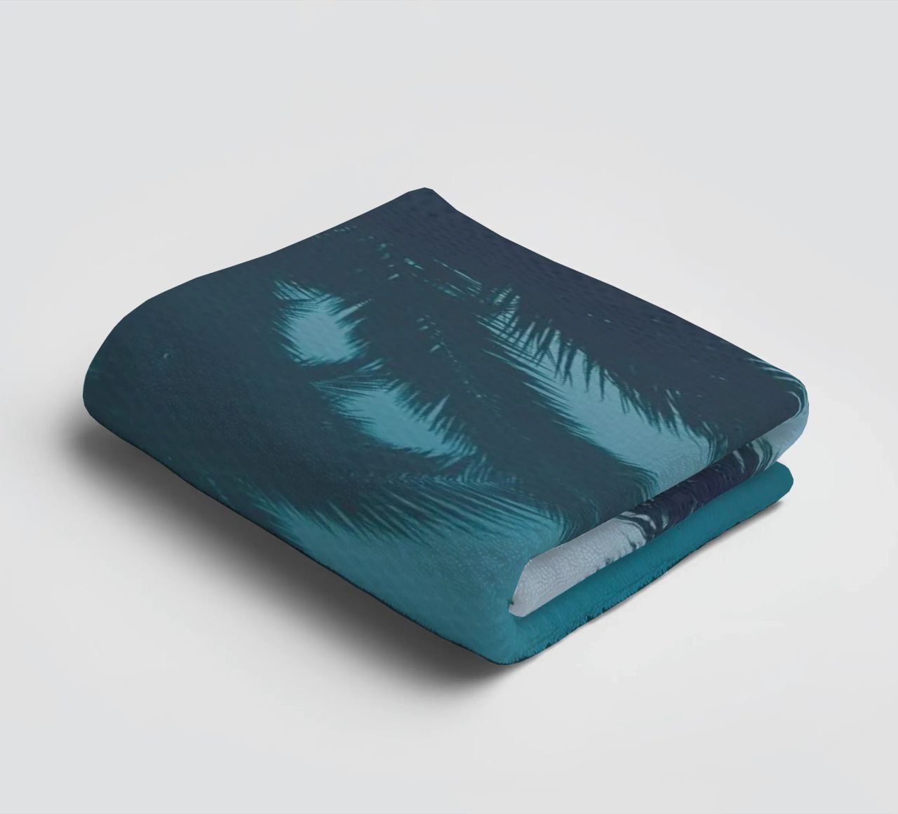 Palms In The Pool asciugamano da bagno da Studio Nahili