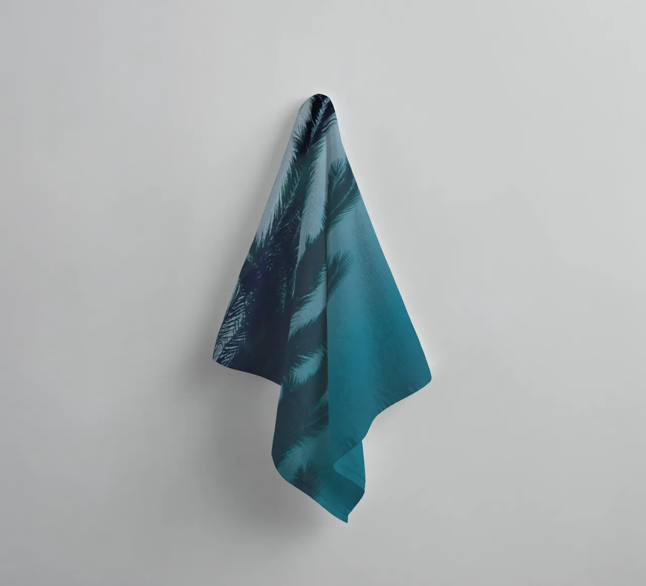 Palms In The Pool Handtuch von Studio Nahili