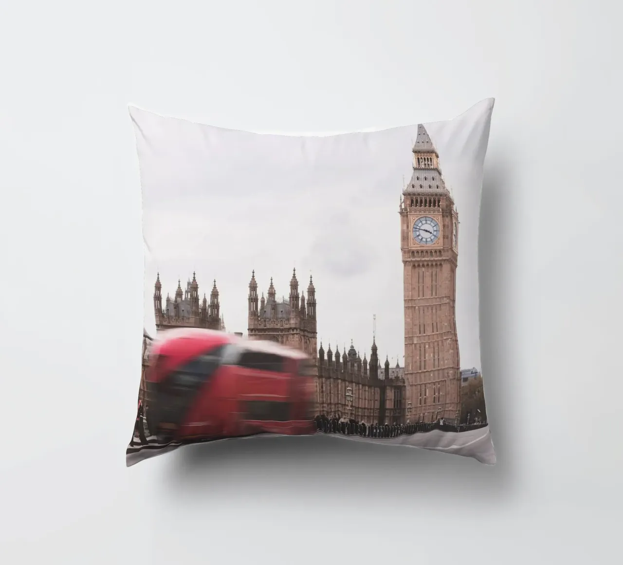 Londra, Inghilterra I Big Ben e un autobus rosso in movimento cuscino da Julie Travel Photography