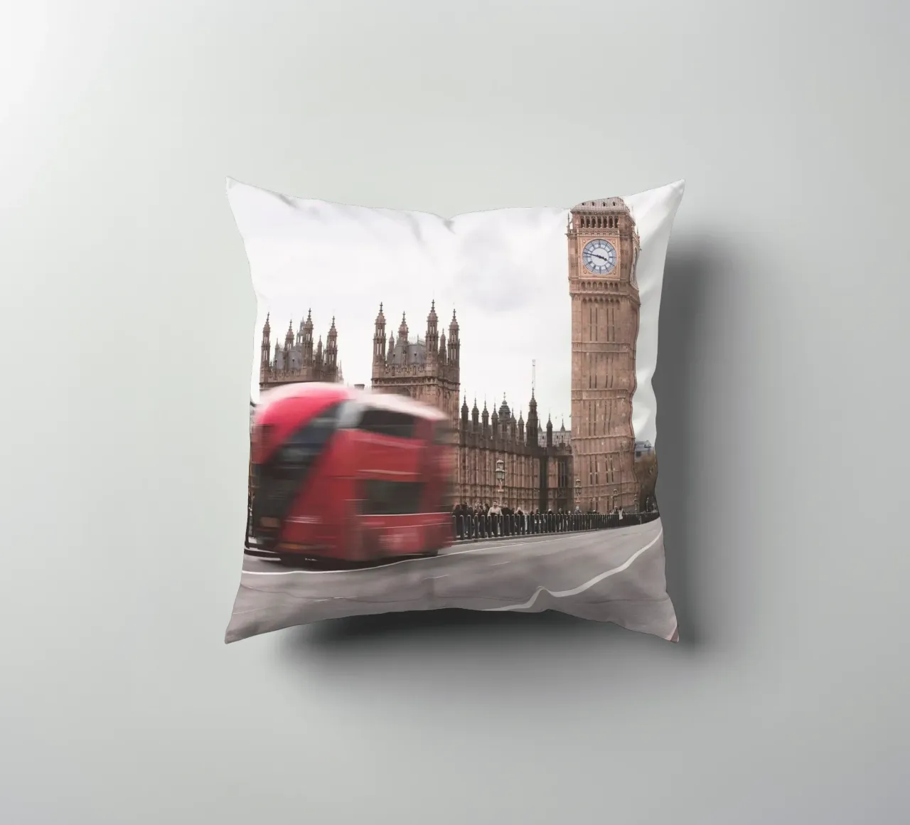 Londra, Inghilterra I Big Ben e un autobus rosso in movimento cuscino da Julie Travel Photography