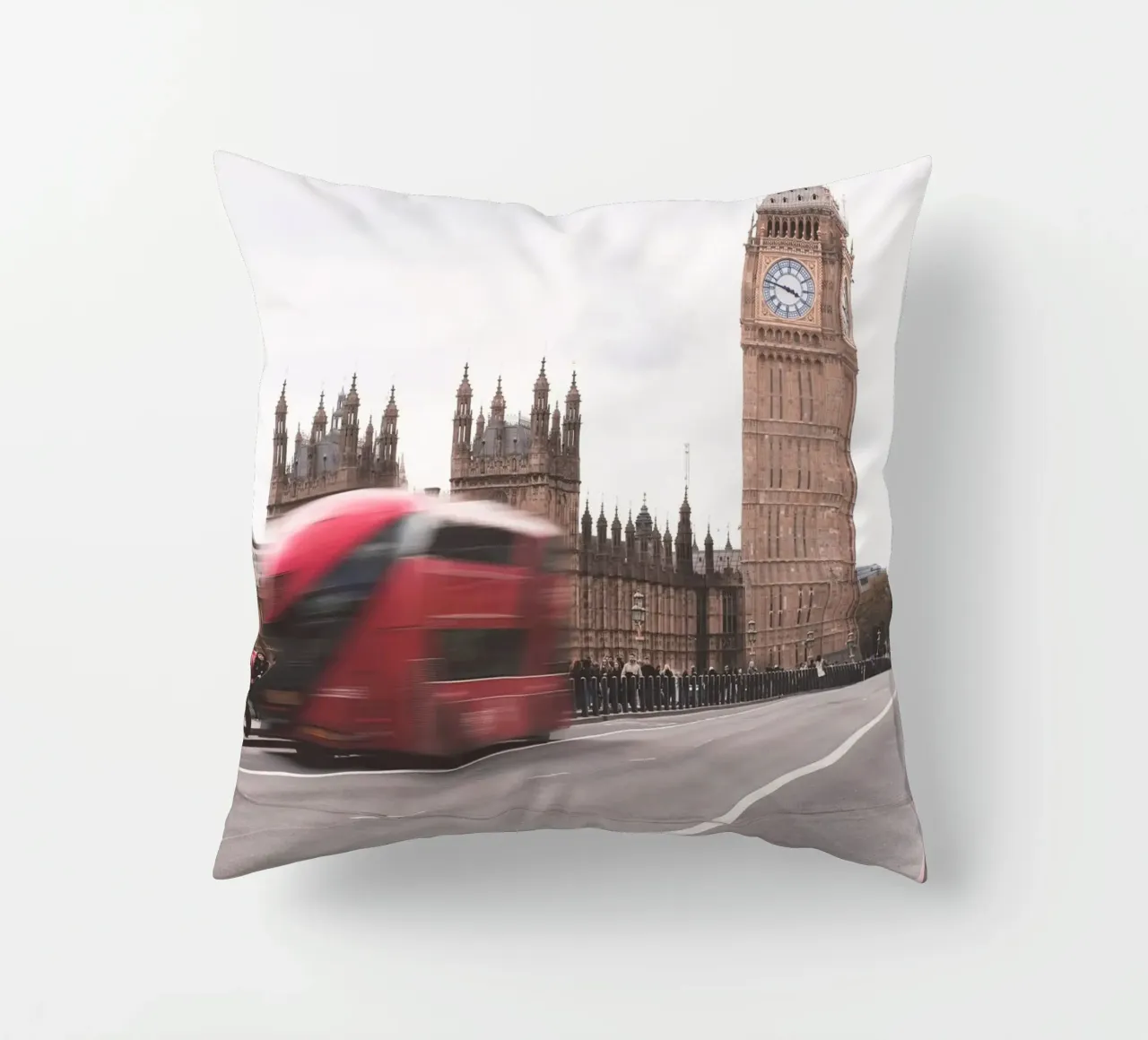 Londra, Inghilterra I Big Ben e un autobus rosso in movimento cuscino da Julie Travel Photography