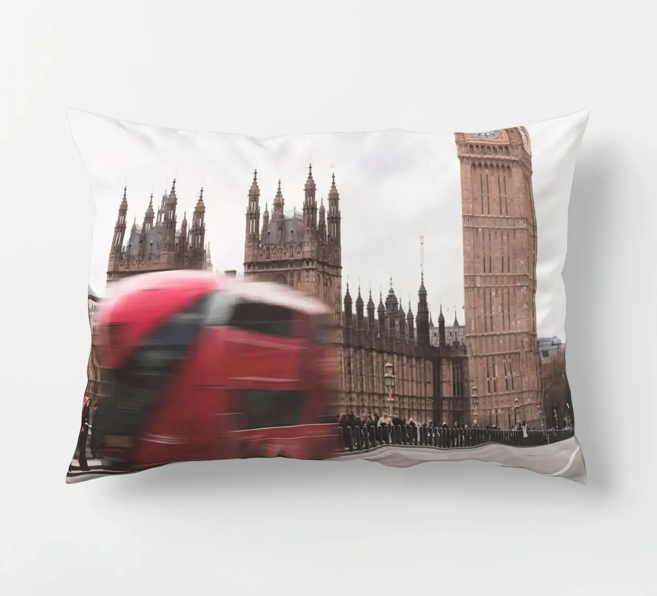 Londra, Inghilterra I Big Ben e un autobus rosso in movimento cuscino da Julie Travel Photography