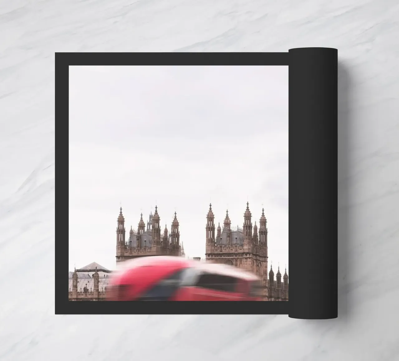 Londra, Inghilterra I Big Ben e un autobus rosso in movimento zerbino da Julie Travel Photography