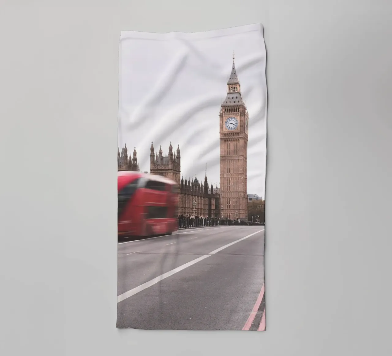Londra, Inghilterra I Big Ben e un autobus rosso in movimento asciugamano da bagno da Julie Travel Photography