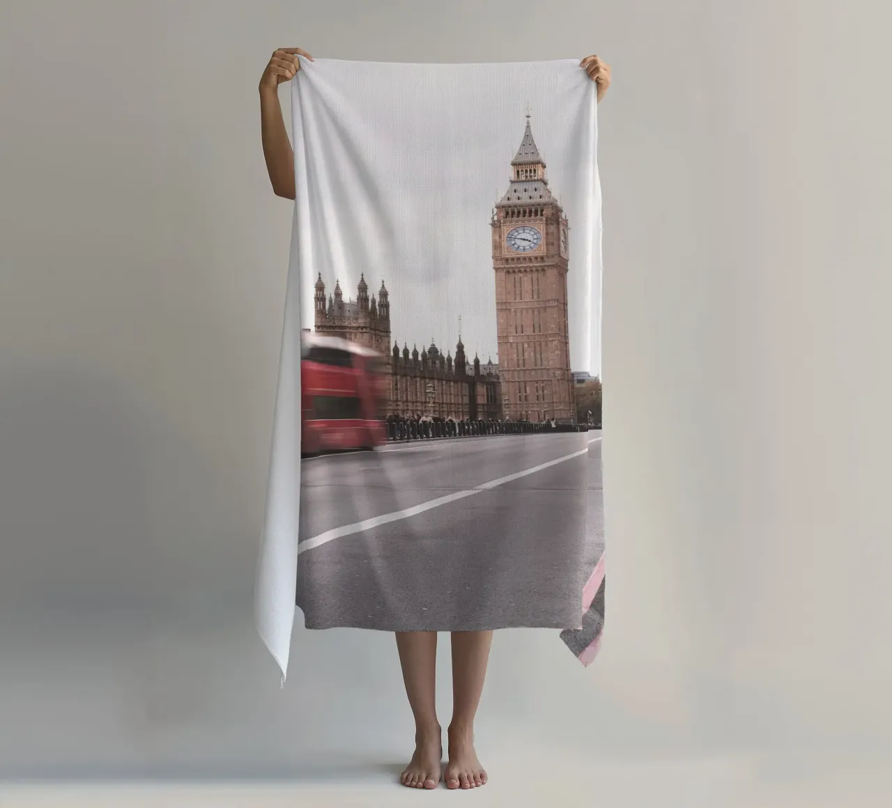 Londra, Inghilterra I Big Ben e un autobus rosso in movimento telo mare da Julie Travel Photography