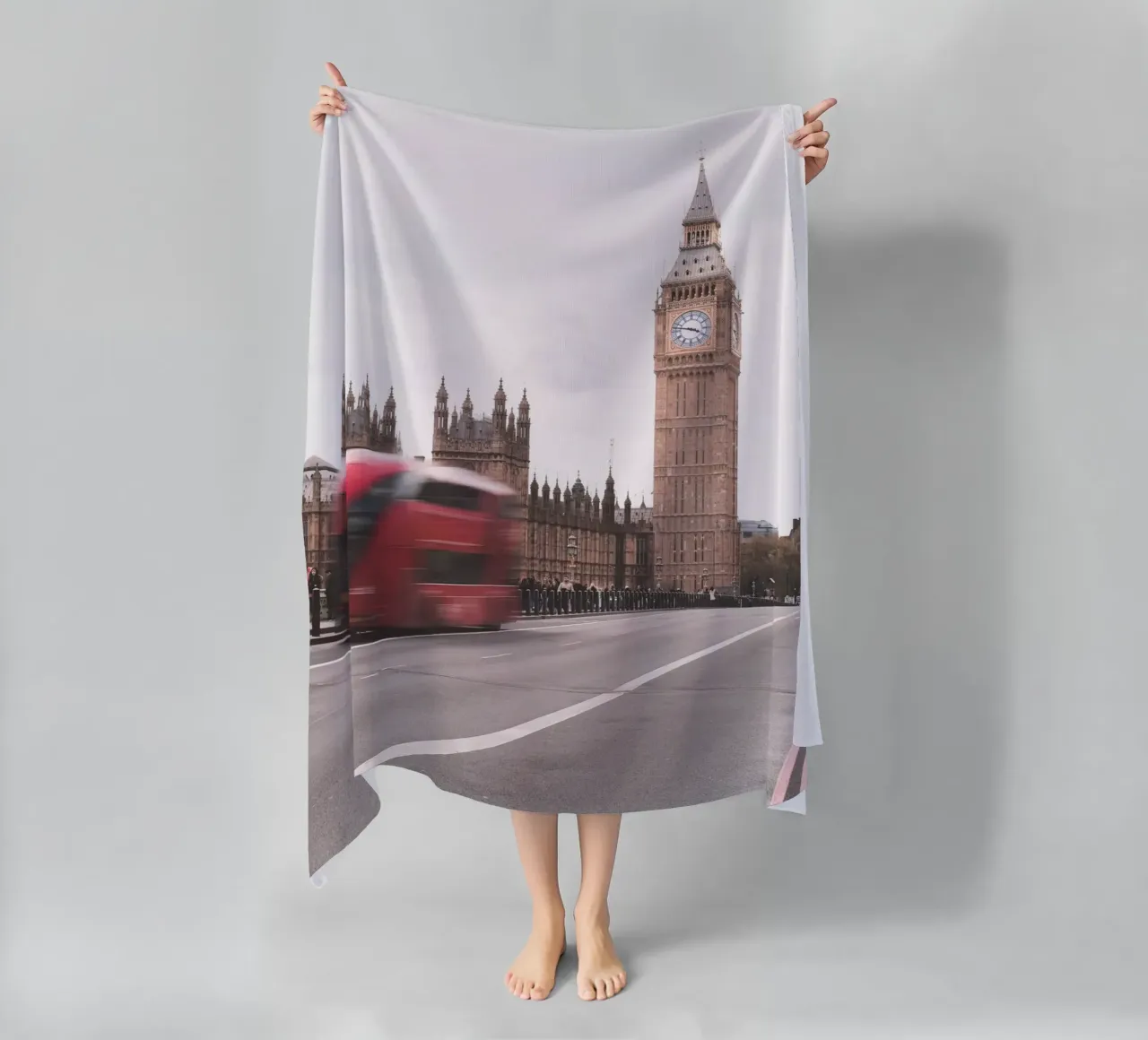 Londra, Inghilterra I Big Ben e un autobus rosso in movimento telo mare da Julie Travel Photography