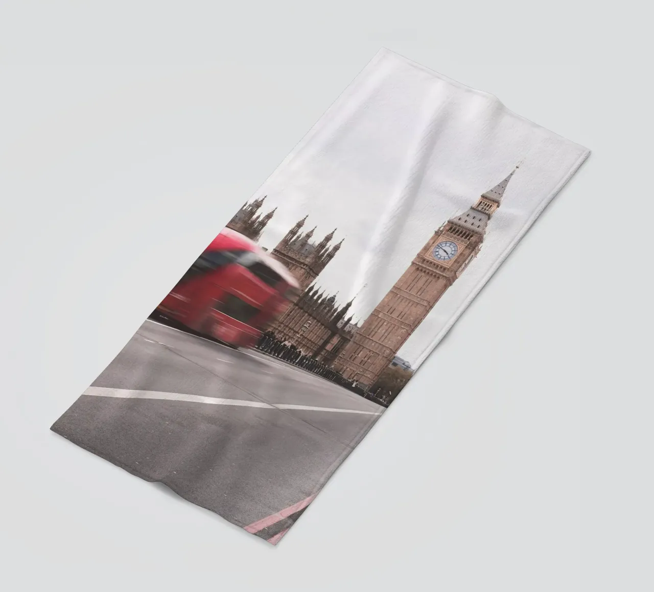 Londra, Inghilterra I Big Ben e un autobus rosso in movimento telo mare da Julie Travel Photography