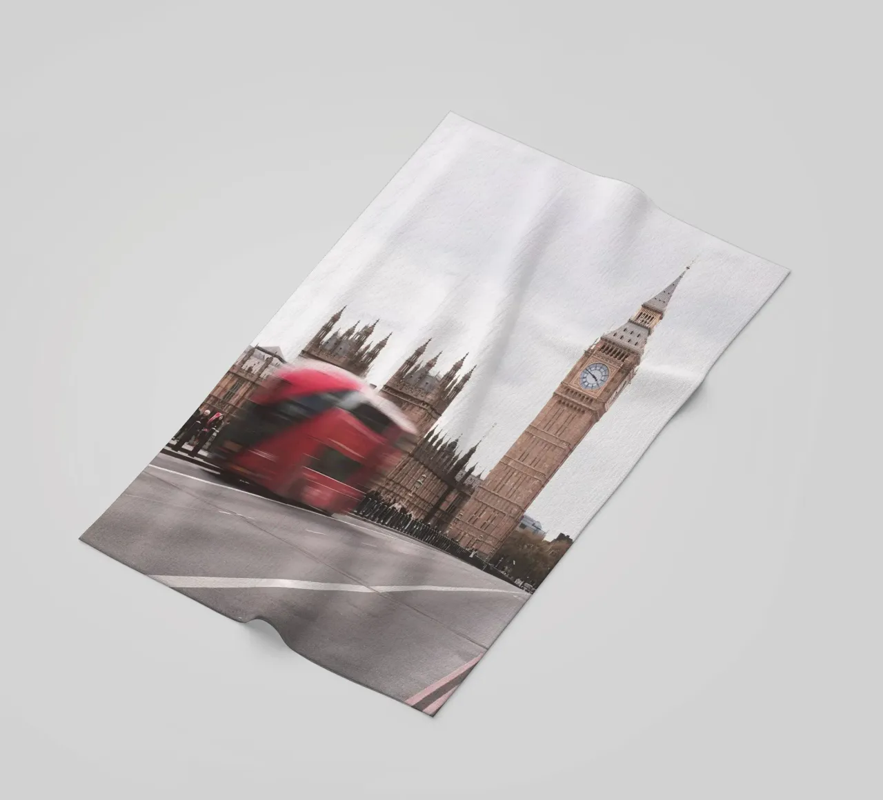 Londra, Inghilterra I Big Ben e un autobus rosso in movimento telo mare da Julie Travel Photography
