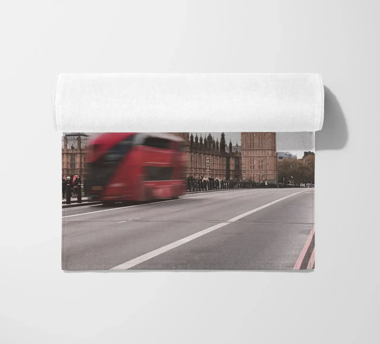 Londra, Inghilterra I Big Ben e un autobus rosso in movimento telo mare da Julie Travel Photography