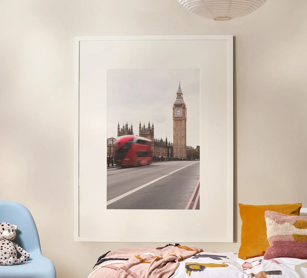 Londra, Inghilterra I Big Ben e un autobus rosso in movimento poster da Julie Travel Photography