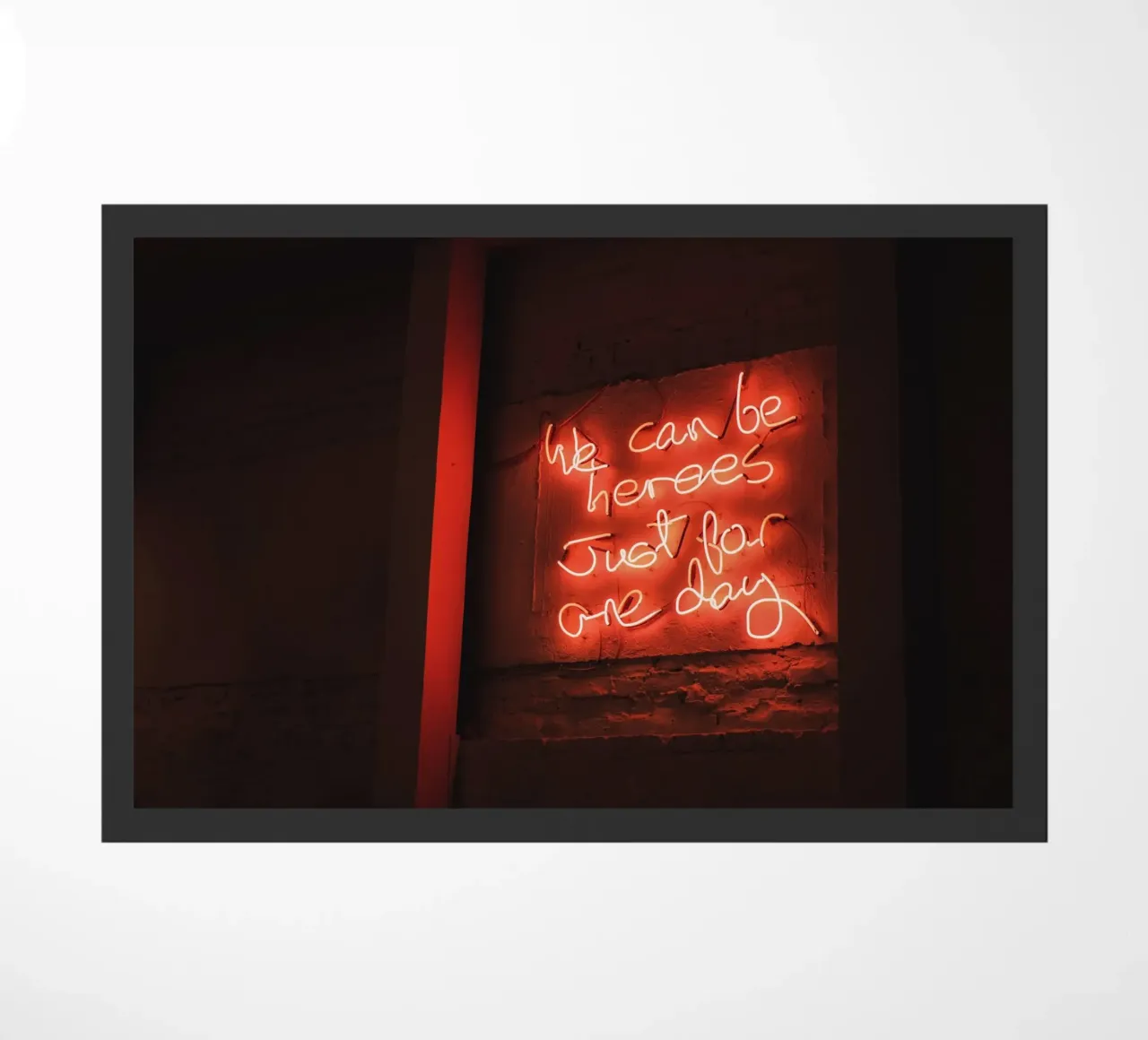 Londra, Inghilterra I Neon rossi e vibranti di una vetrina zerbino da Julie Travel Photography