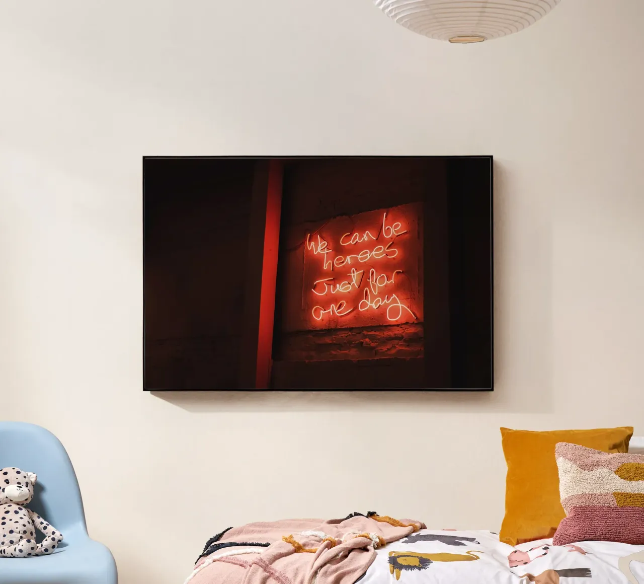 Londra, Inghilterra I Neon rossi e vibranti di una vetrina plexiglass da Julie Travel Photography